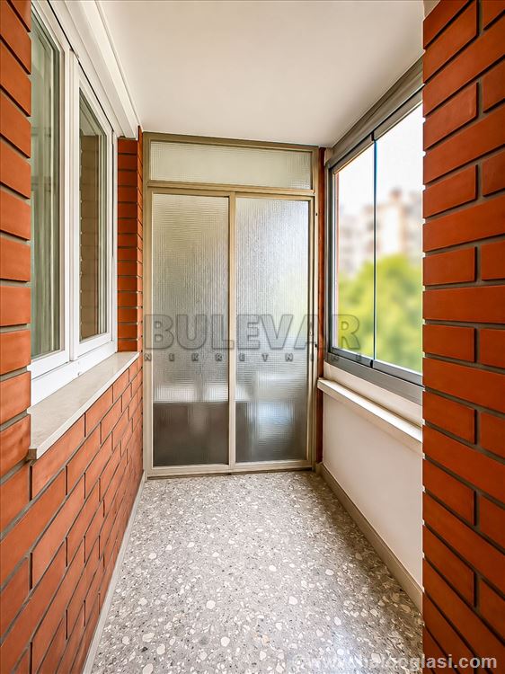 for rent unfurnished one-and-a-half-room apartment at Medijan — photo