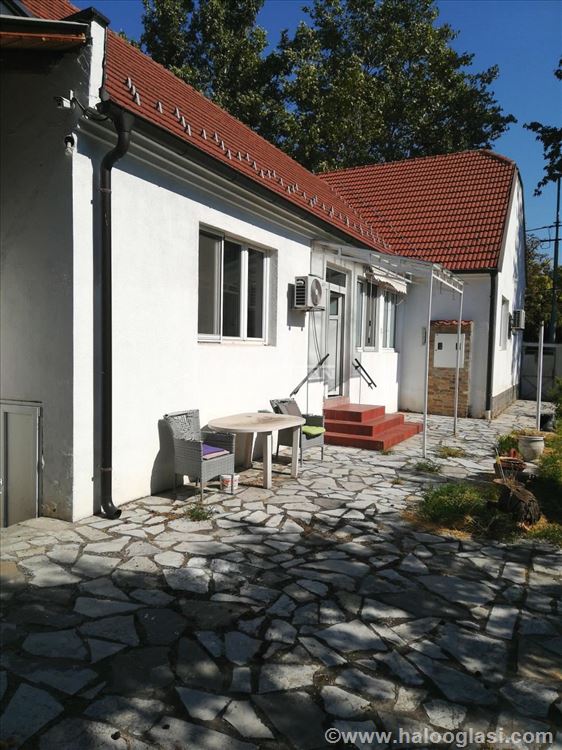 Kuća sa placem 4,9 ari, garaža