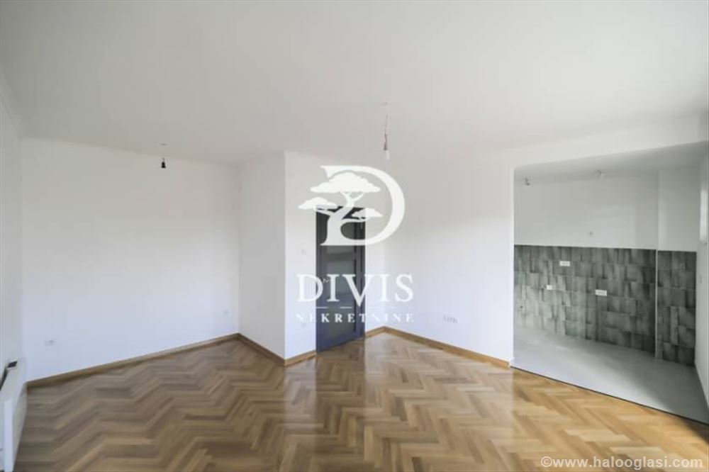 Renovated two-and-a-half-room apartment in Ulici Vojvode Stepe — photo