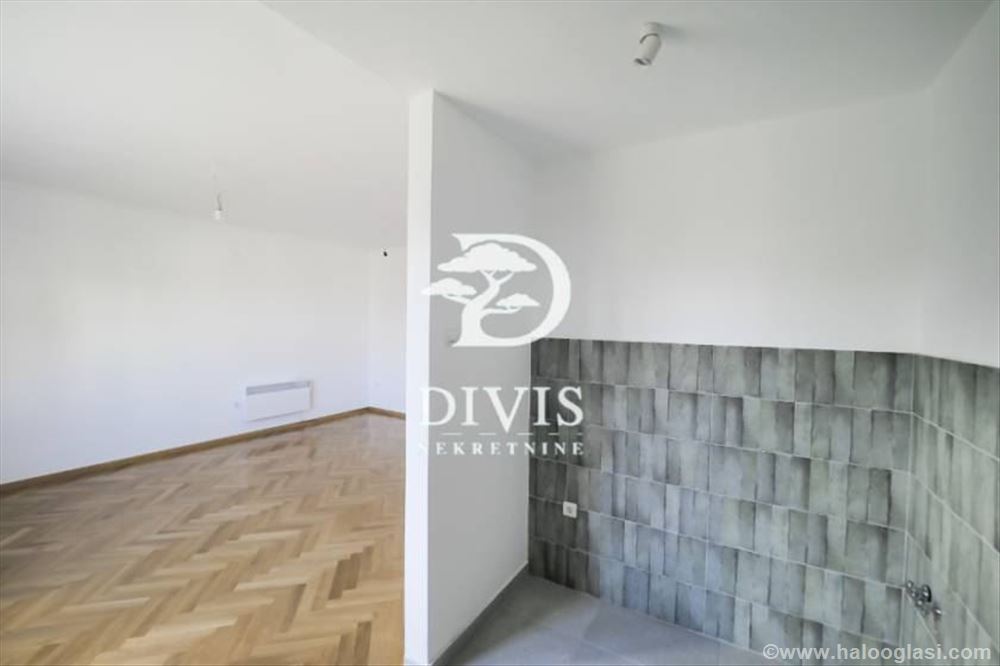 Renovated two-and-a-half-room apartment in Ulici Vojvode Stepe — photo
