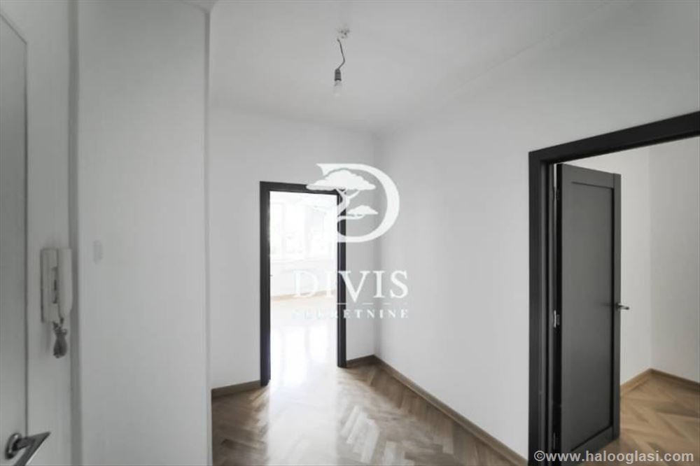 Renovated two-and-a-half-room apartment in Ulici Vojvode Stepe — photo