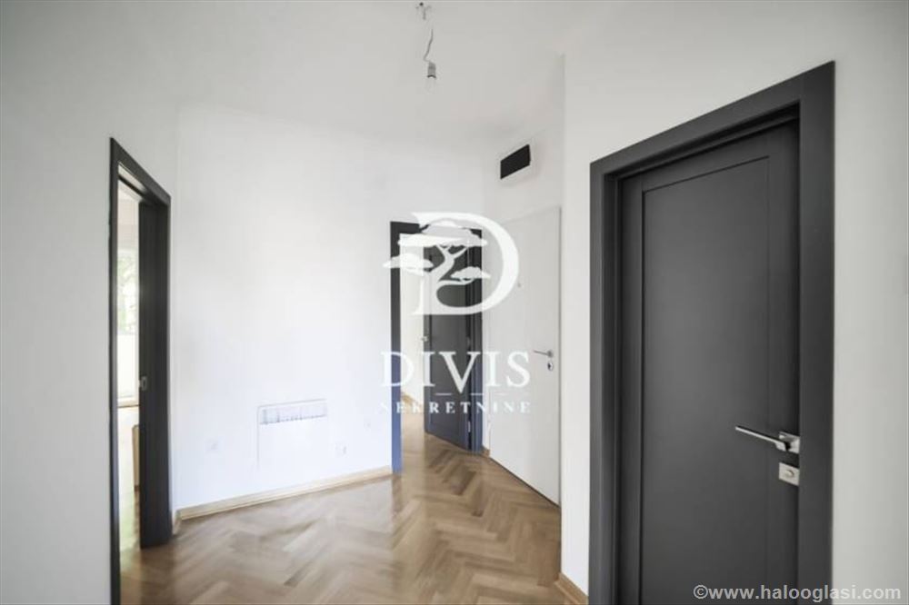 Renovated two-and-a-half-room apartment in Ulici Vojvode Stepe — photo