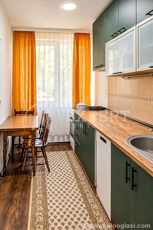 Renoviran dvosoban stan, 49m², prizemlje u zgradi — fotografija