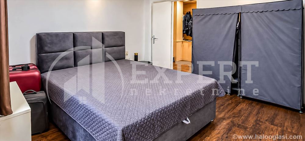 Renoviran dvosoban stan, 49m², prizemlje u zgradi — fotografija