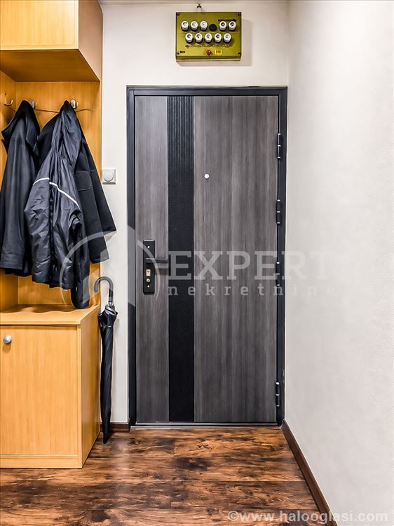 Renoviran dvosoban stan, 49m², prizemlje u zgradi — fotografija