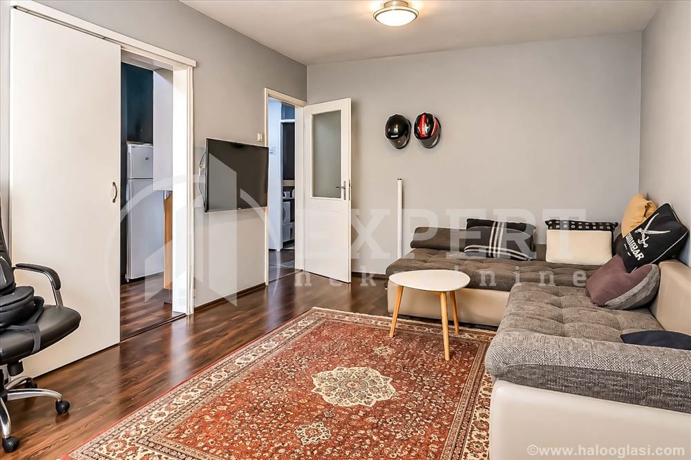 Renoviran dvosoban stan, 49m², prizemlje u zgradi — fotografija