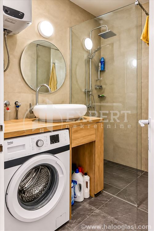 Renoviran dvosoban stan, 49m², prizemlje u zgradi — fotografija