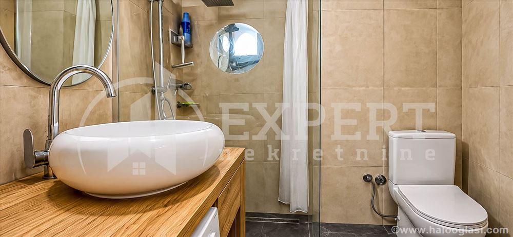 Renoviran dvosoban stan, 49m², prizemlje u zgradi — fotografija