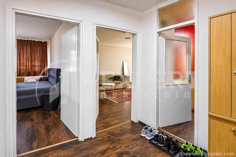 Renoviran dvosoban stan, 49m², prizemlje u zgradi — fotografija
