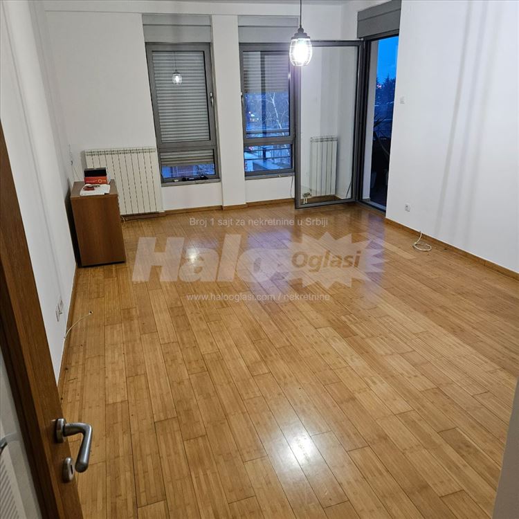 трёхкомнатная с половиной квартира Партизанская авиация № 10, 82m2 — фото