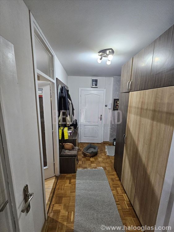Blok 62, porodični, pored škole — fotografija