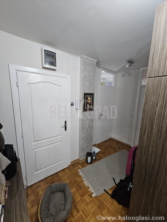 Blok 62, porodični, pored škole — fotografija