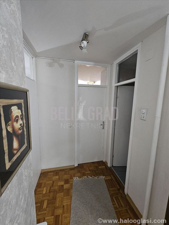 Blok 62, porodični, pored škole — fotografija