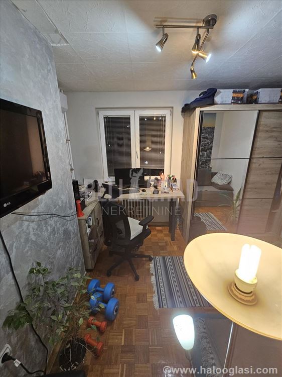 Blok 62, porodični, pored škole — fotografija