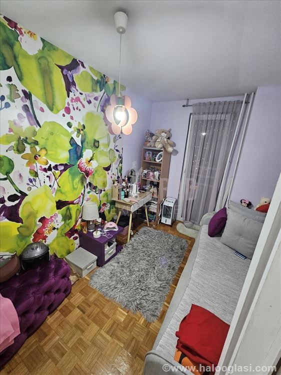 Blok 62, porodični, pored škole — fotografija
