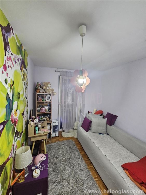 Blok 62, porodični, pored škole — fotografija