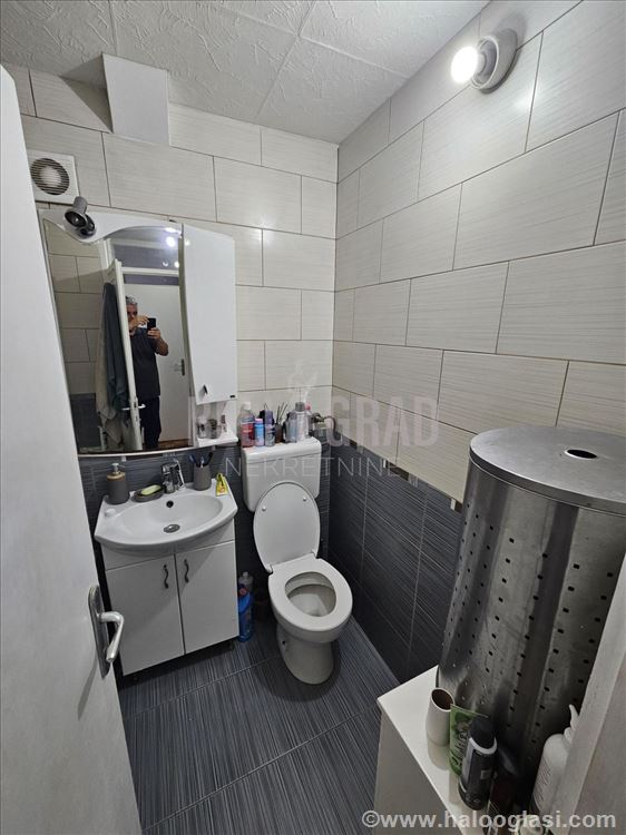 Blok 62, porodični, pored škole — fotografija