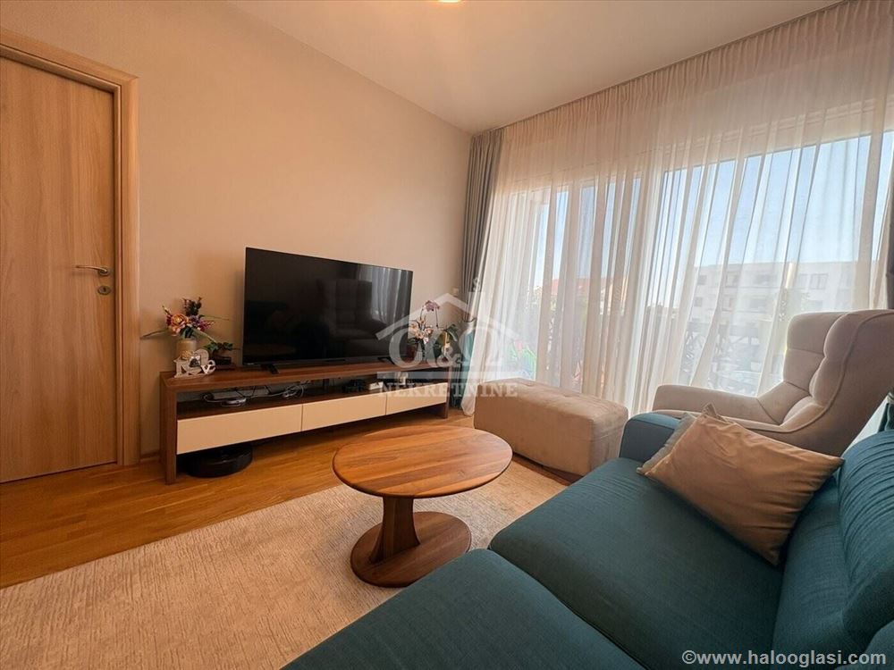 Luksuzno furnished three-and-a-half-room apartment in Centru — photo