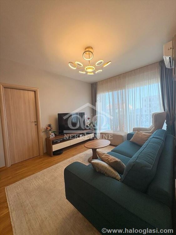 Luksuzno furnished three-and-a-half-room apartment in Centru — photo