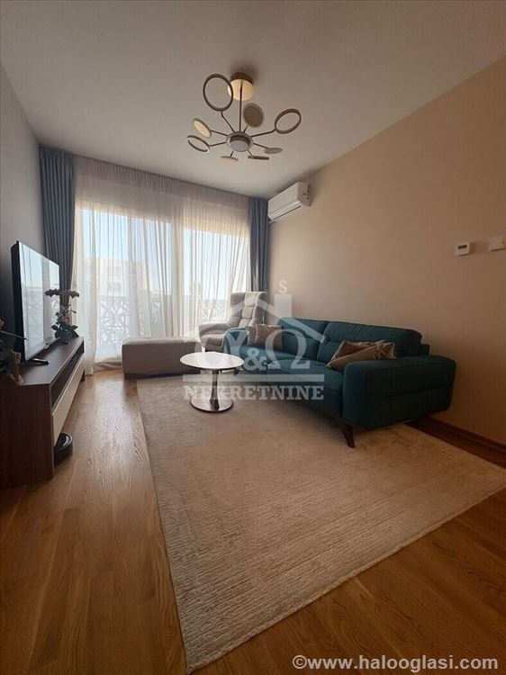 Luksuzno furnished three-and-a-half-room apartment in Centru — photo