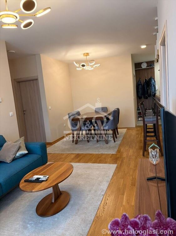 Luksuzno furnished three-and-a-half-room apartment in Centru — photo