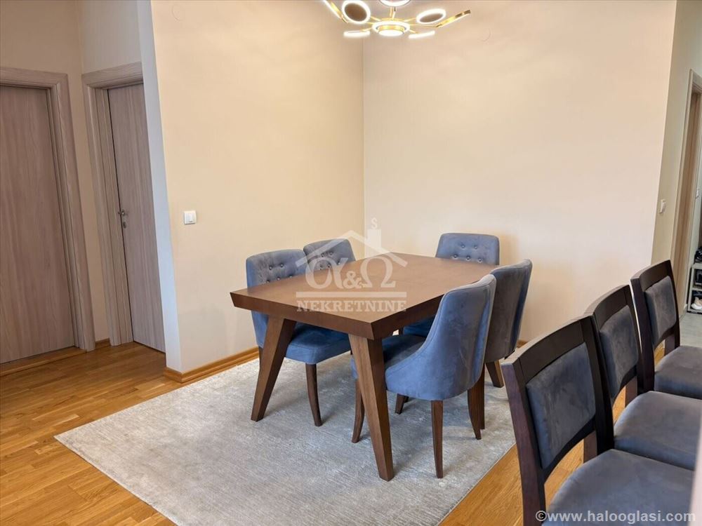 Luksuzno furnished three-and-a-half-room apartment in Centru — photo