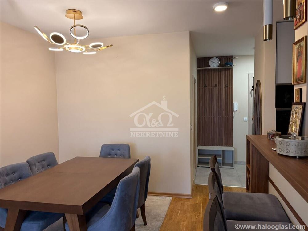 Luksuzno furnished three-and-a-half-room apartment in Centru — photo