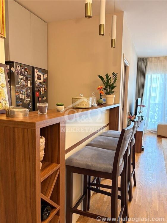 Luksuzno furnished three-and-a-half-room apartment in Centru — photo