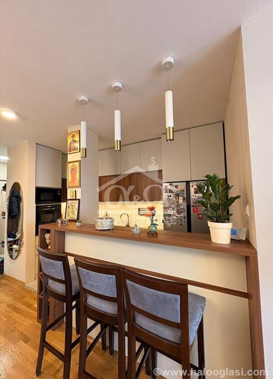 Luksuzno furnished three-and-a-half-room apartment in Centru — photo