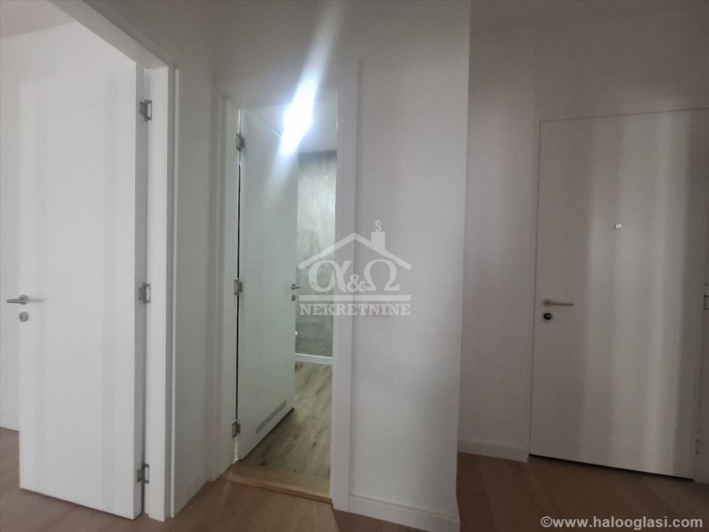 Dvoiposoban stan u novogradnji u Centru — fotografija