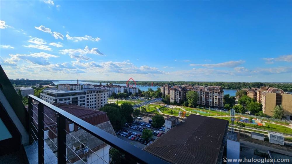 Nov i opremljen sa pogledom na Dunav — fotografija