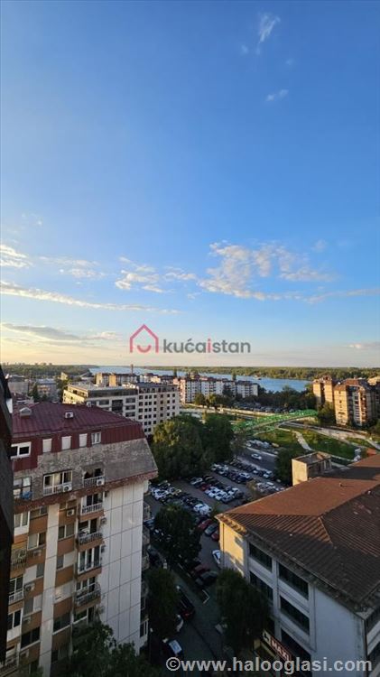 Nov i opremljen sa pogledom na Dunav — fotografija