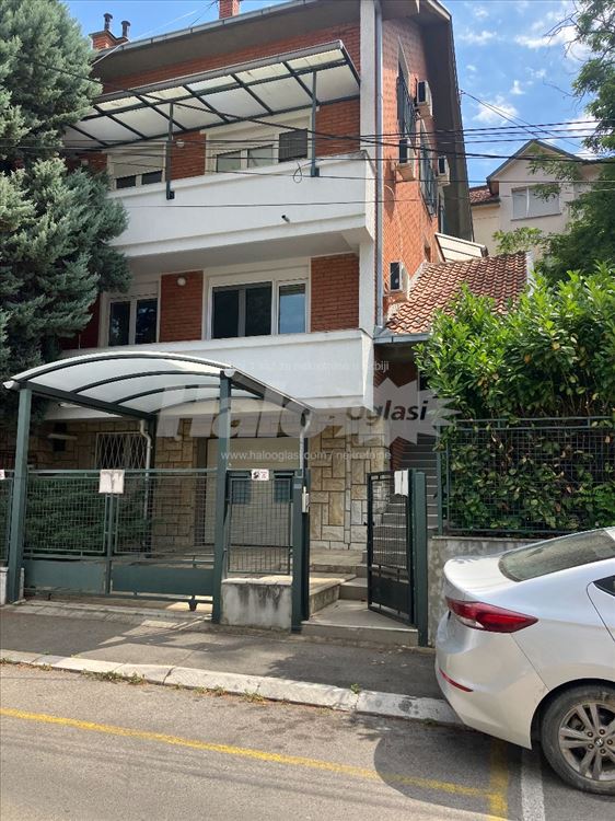 Баново брдо | 265 m², 4 уровня, закрытый двор — фото
