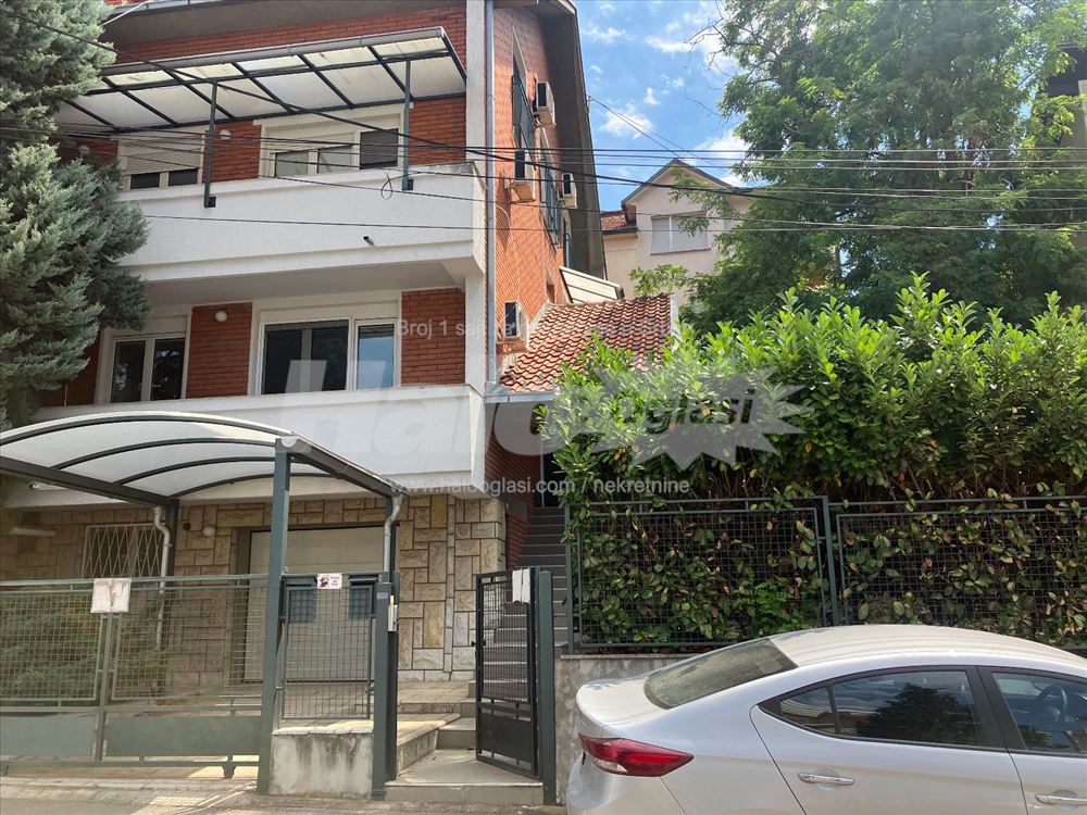 Баново брдо | 265 m², 4 уровня, закрытый двор — фото