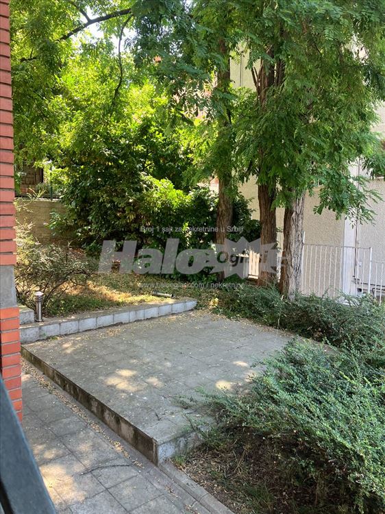 Баново брдо | 265 m², 4 уровня, закрытый двор — фото