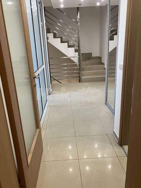 Баново брдо | 265 m², 4 уровня, закрытый двор — фото