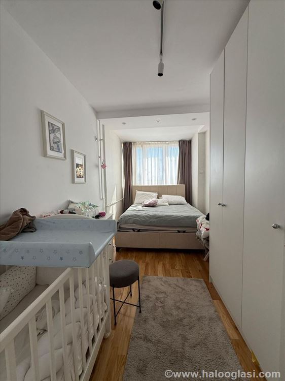 Dunavski kej. Pogled na reku. Terasa! — fotografija
