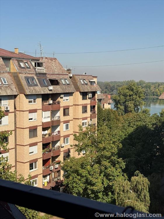 Dunavski kej. Pogled na reku. Terasa! — fotografija