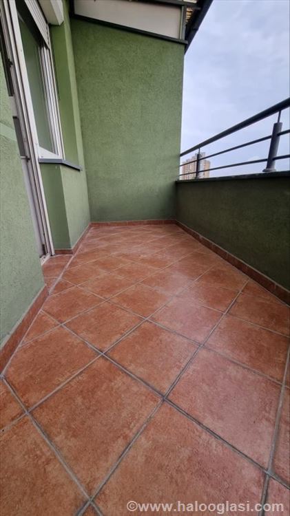 Grasonjera sa terasom na Grbavici — fotografija