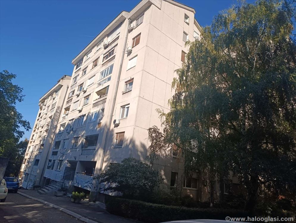 Odlična lokacija , stan za renoviranje — fotografija