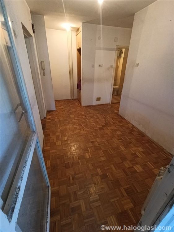Odlična lokacija , stan za renoviranje — fotografija