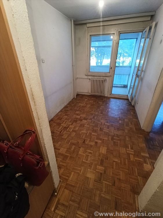 Odlična lokacija , stan za renoviranje — fotografija