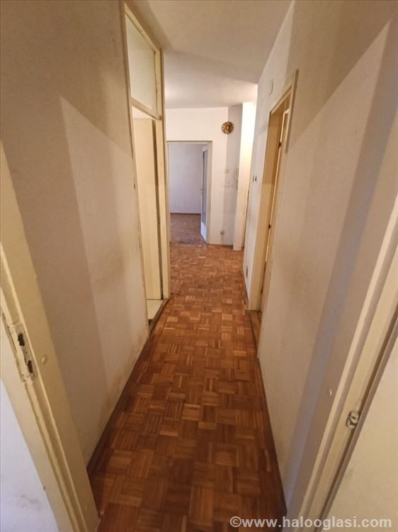 Odlična lokacija , stan za renoviranje — fotografija