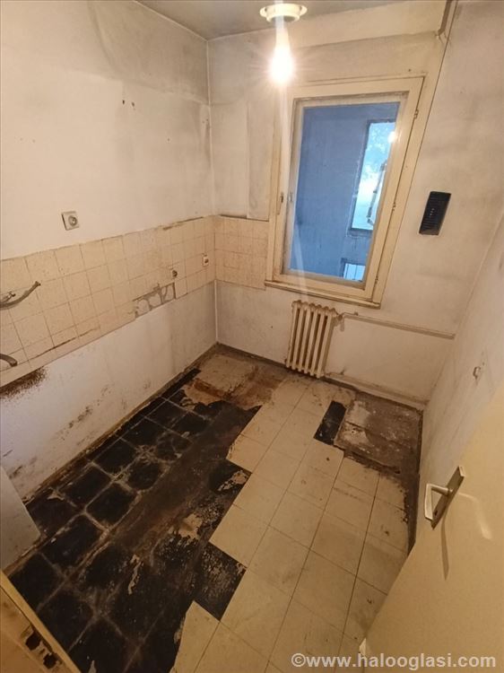 Odlična lokacija , stan za renoviranje — fotografija