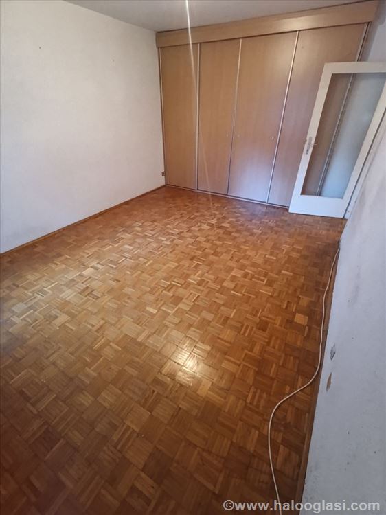 Odlična lokacija , stan za renoviranje — fotografija