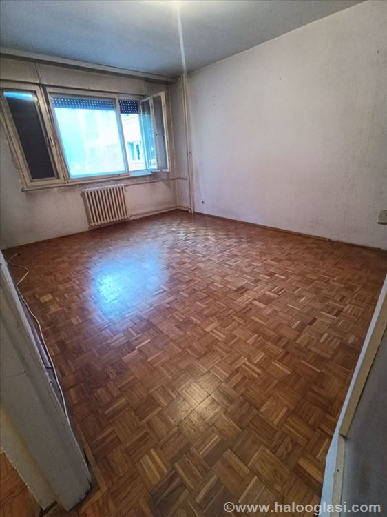 Odlična lokacija , stan za renoviranje — fotografija
