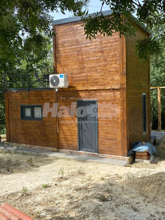 Plac, dve male kuće i šuma - Nemenikuće, Kosmaj — fotografija