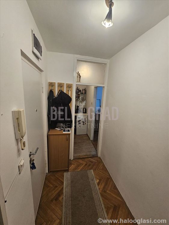 Lep funkcionalan uknjižen stan kod škole — fotografija