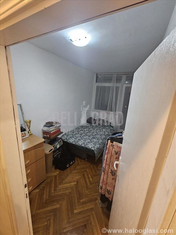 Lep funkcionalan uknjižen stan kod škole — fotografija