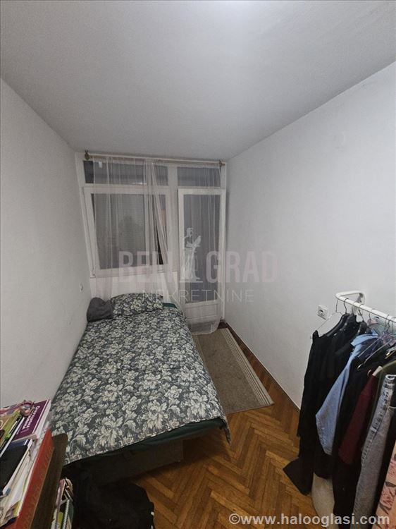 Lep funkcionalan uknjižen stan kod škole — fotografija
